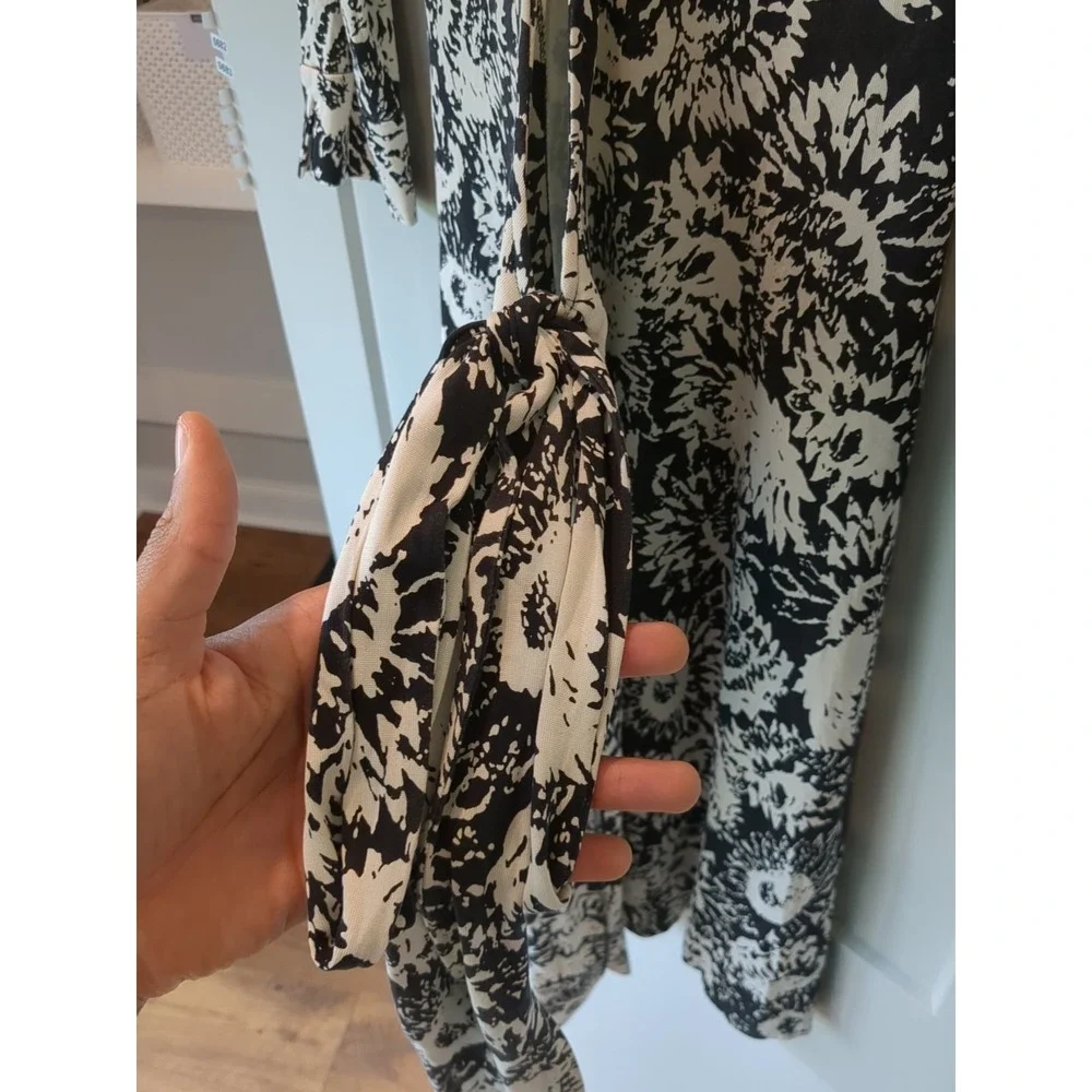 Diane Von Furstenburg Vintage Size 6 100% Silk Wrap Floral Dress‎